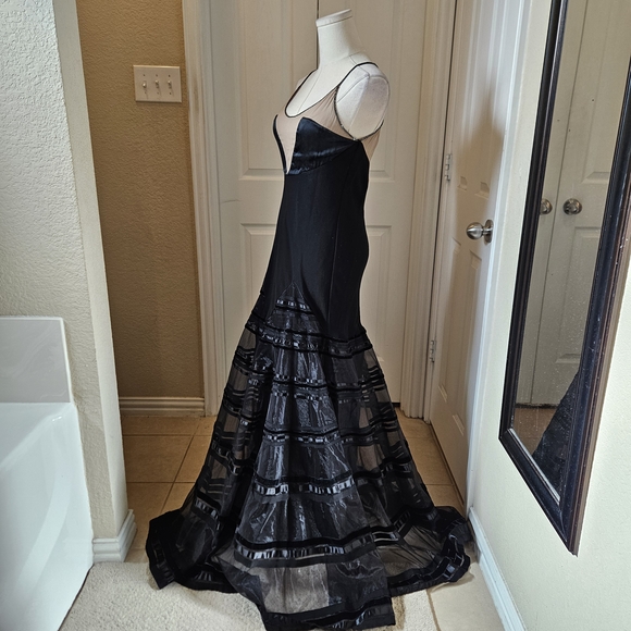 Max Azria Couture Black Illusion Mermaid Gown – Elegant Evening Statement - Picture 8 of 16